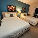 Charming Hollywood Condo With Pool & Balcony